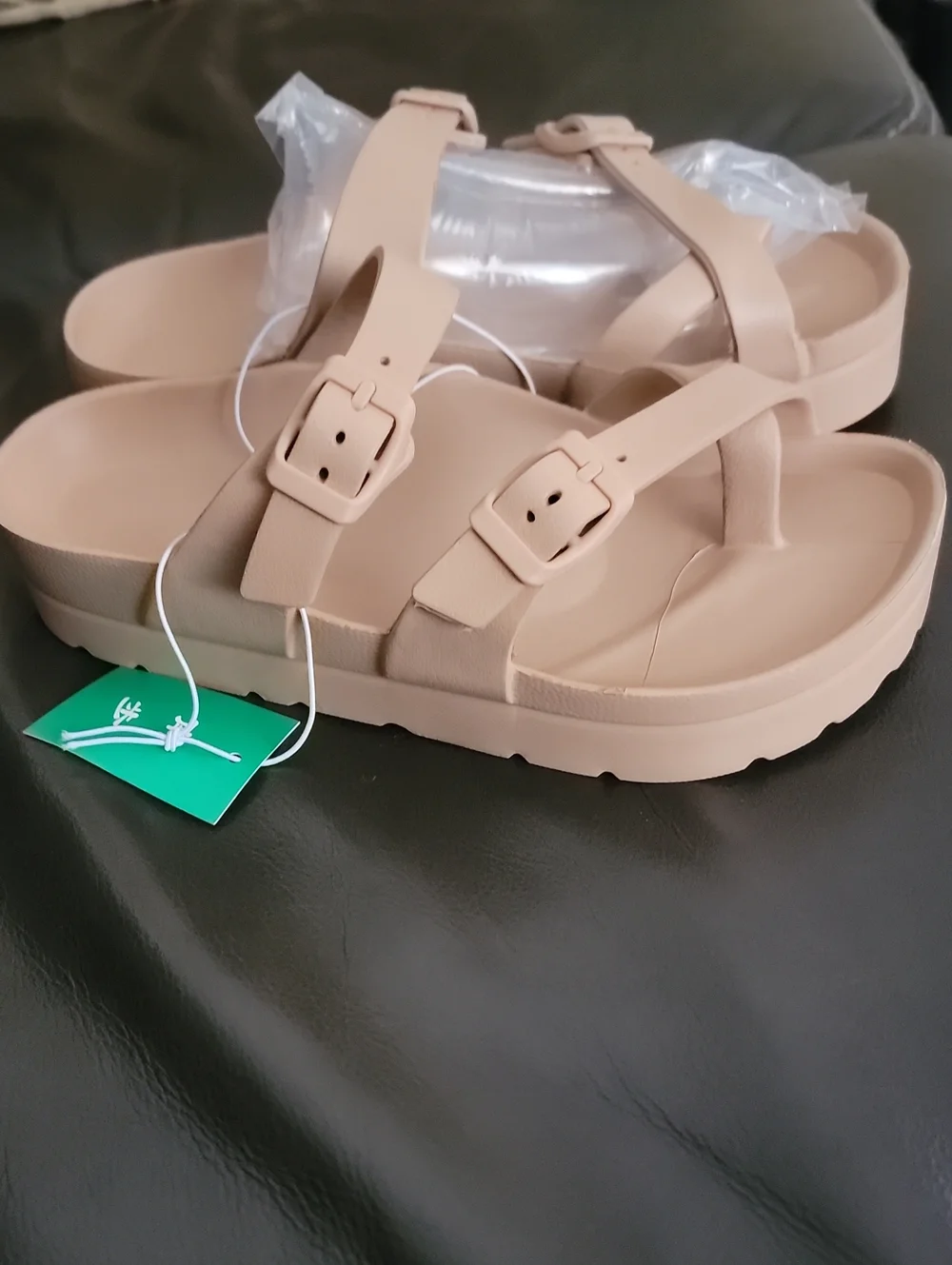 COMFY Womens Neutral Tan Buckle Platform Sandals Croc Like